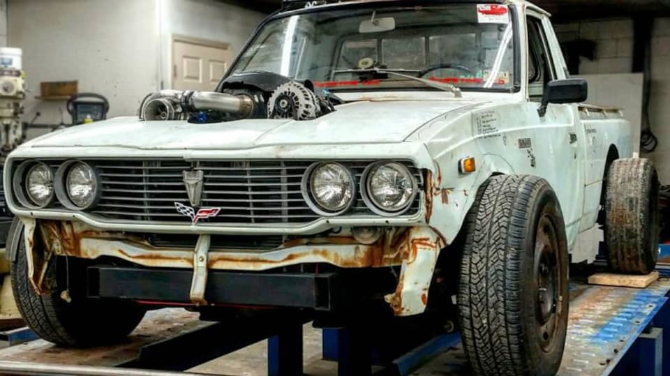 Toyota Hilux jako osmiválcová střela.